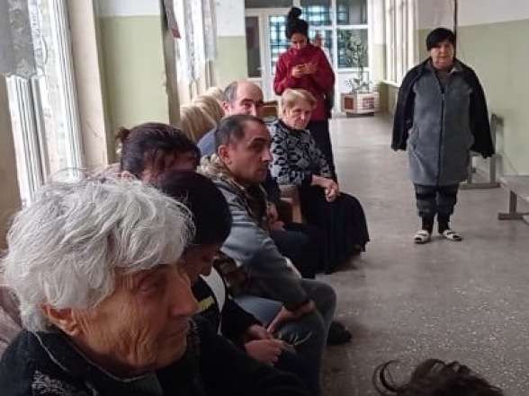 Արցախցի 24 ընտանիքը կշարունակի մեկուկես ամիս մնալ ուսումնական շենքում, բայց առանց ջեռուցման